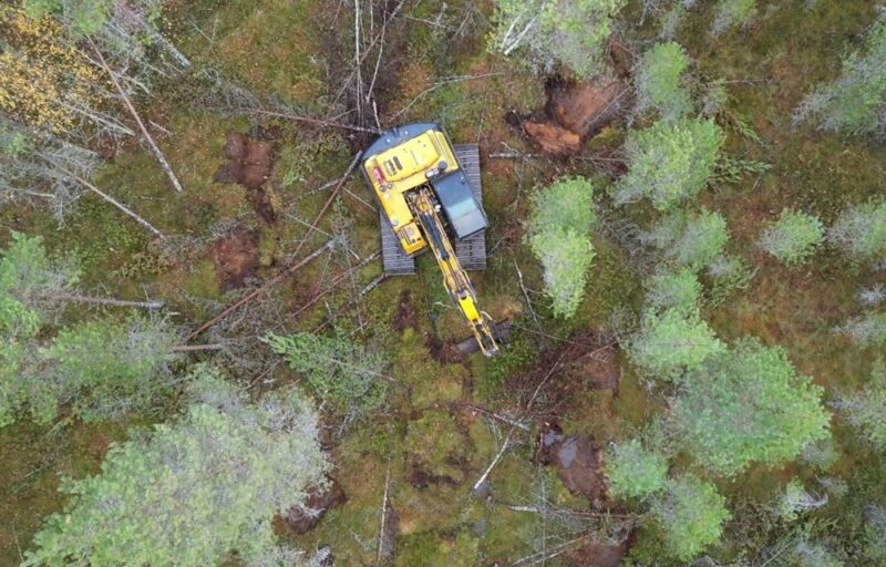 Ennallistamisella uutta taloutta. Metsätyökone